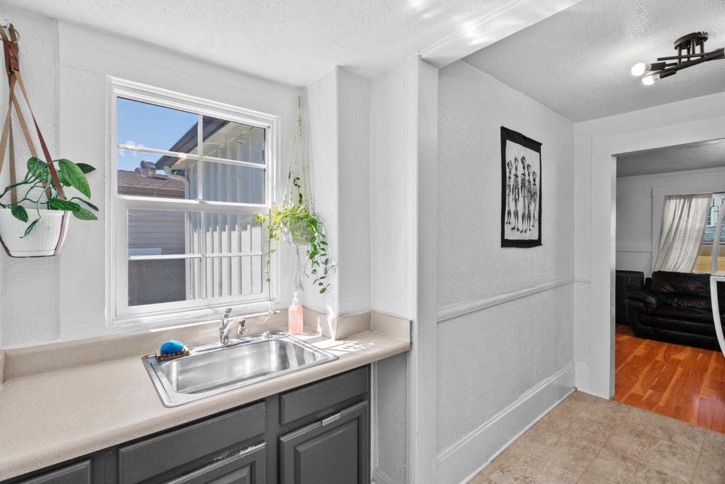 Detail Gallery Image 10 of 24 For 1902 88th Ave, Oakland,  CA 94621 - 2 Beds | 1 Baths