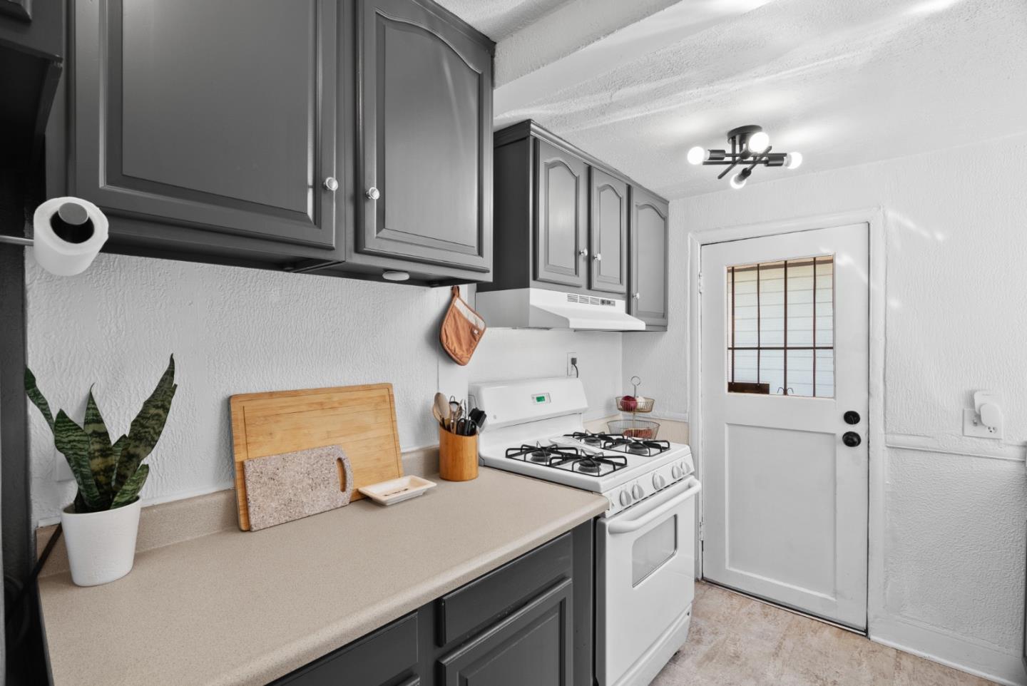 Detail Gallery Image 11 of 24 For 1902 88th Ave, Oakland,  CA 94621 - 2 Beds | 1 Baths