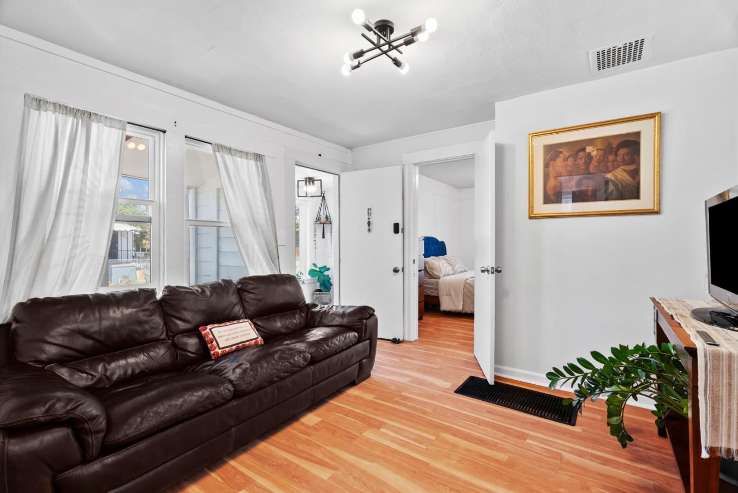 Detail Gallery Image 6 of 24 For 1902 88th Ave, Oakland,  CA 94621 - 2 Beds | 1 Baths