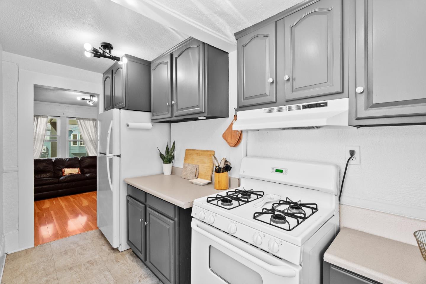 Detail Gallery Image 8 of 24 For 1902 88th Ave, Oakland,  CA 94621 - 2 Beds | 1 Baths
