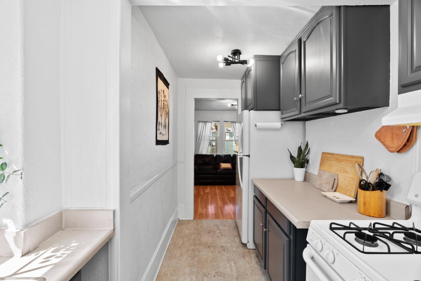 Detail Gallery Image 9 of 24 For 1902 88th Ave, Oakland,  CA 94621 - 2 Beds | 1 Baths