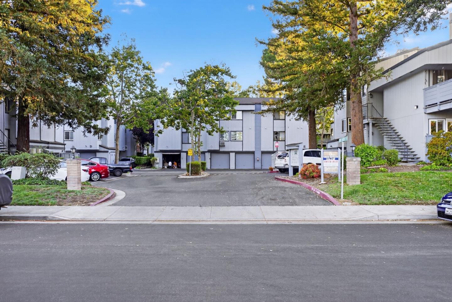 Detail Gallery Image 2 of 25 For 4853 Pine Forest Pl, San Jose,  CA 95118 - 2 Beds | 2 Baths