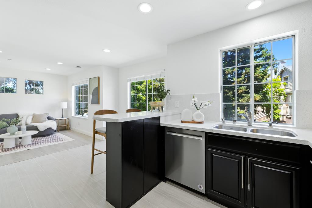 Detail Gallery Image 13 of 43 For 1140 Pointe Hope Lndg, San Jose,  CA 95131 - 3 Beds | 2/1 Baths