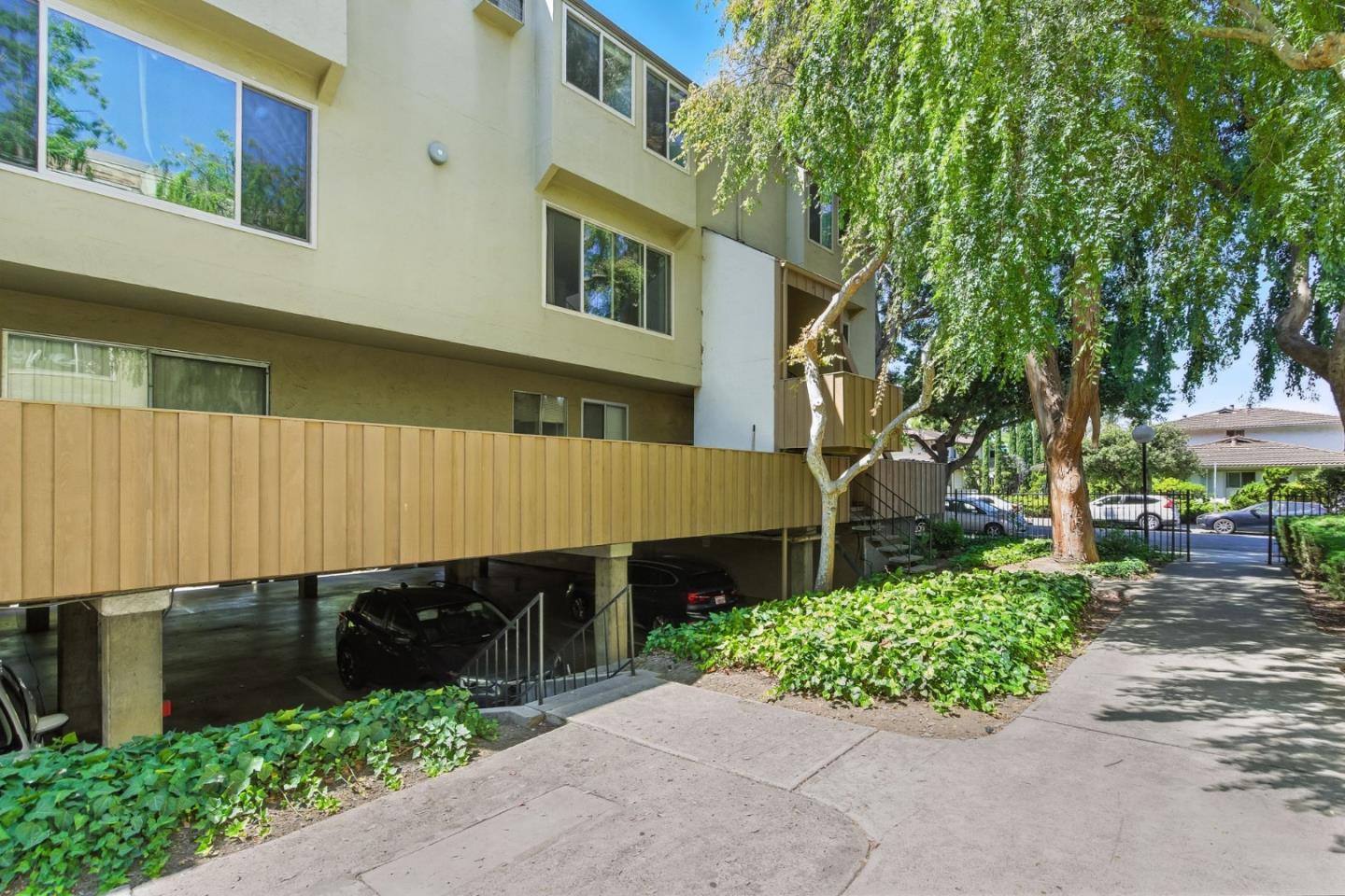 Detail Gallery Image 2 of 25 For 490 Auburn Way #14,  San Jose,  CA 95129 - 2 Beds | 1/1 Baths