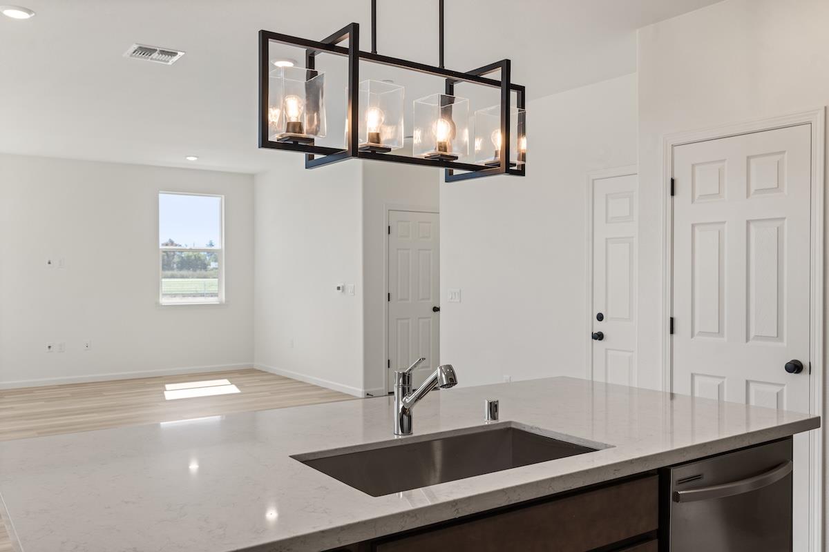 Detail Gallery Image 10 of 52 For 321 Summer Morning Dr, Hollister,  CA 95023 - 5 Beds | 3 Baths