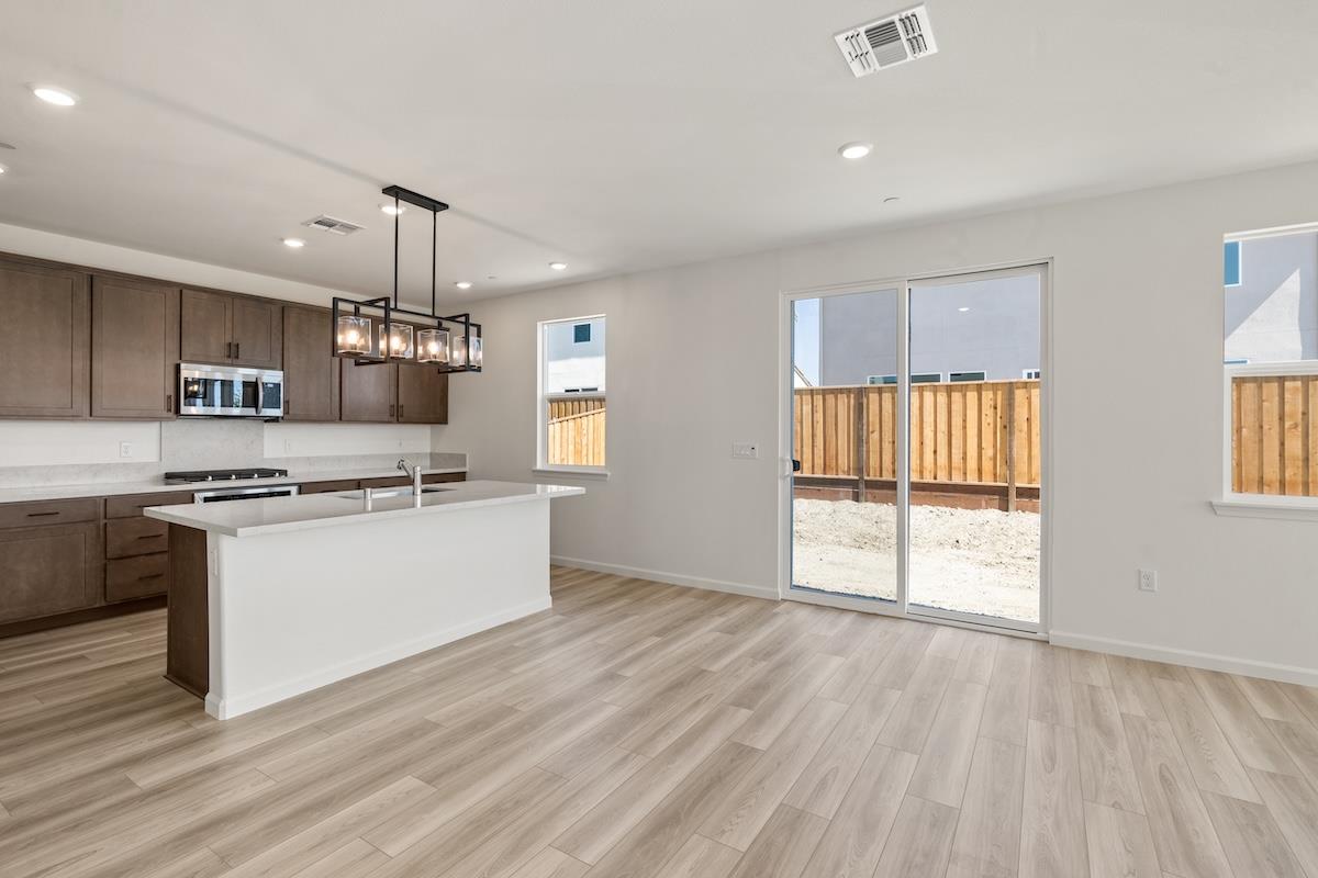 Detail Gallery Image 11 of 52 For 321 Summer Morning Dr, Hollister,  CA 95023 - 5 Beds | 3 Baths