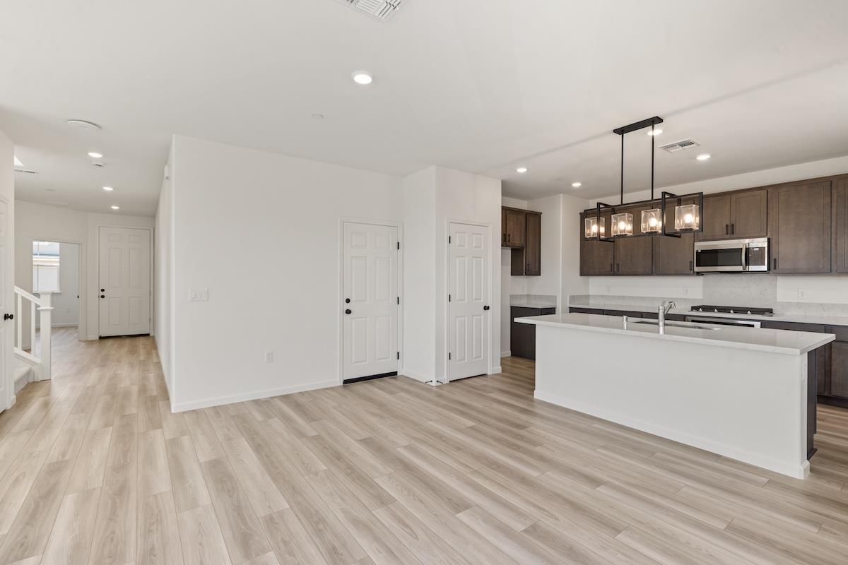 Detail Gallery Image 12 of 52 For 321 Summer Morning Dr, Hollister,  CA 95023 - 5 Beds | 3 Baths