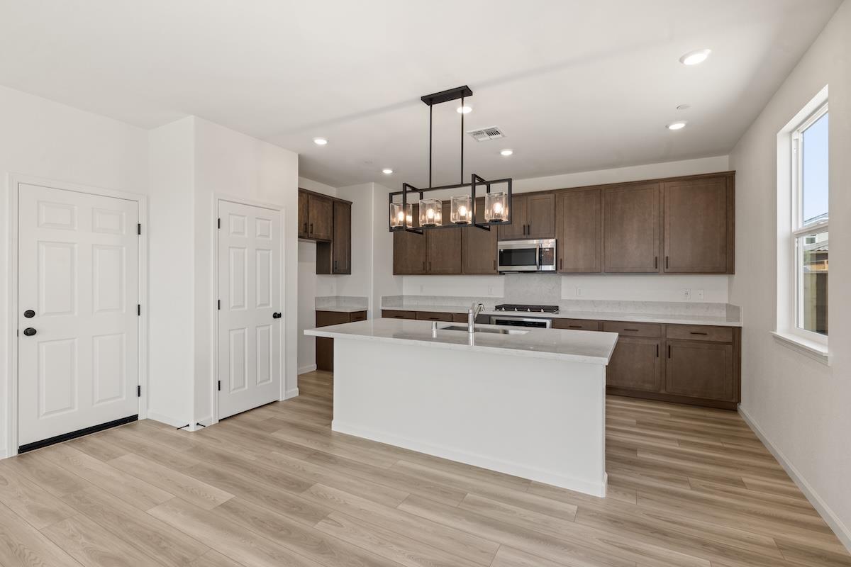 Detail Gallery Image 13 of 52 For 321 Summer Morning Dr, Hollister,  CA 95023 - 5 Beds | 3 Baths