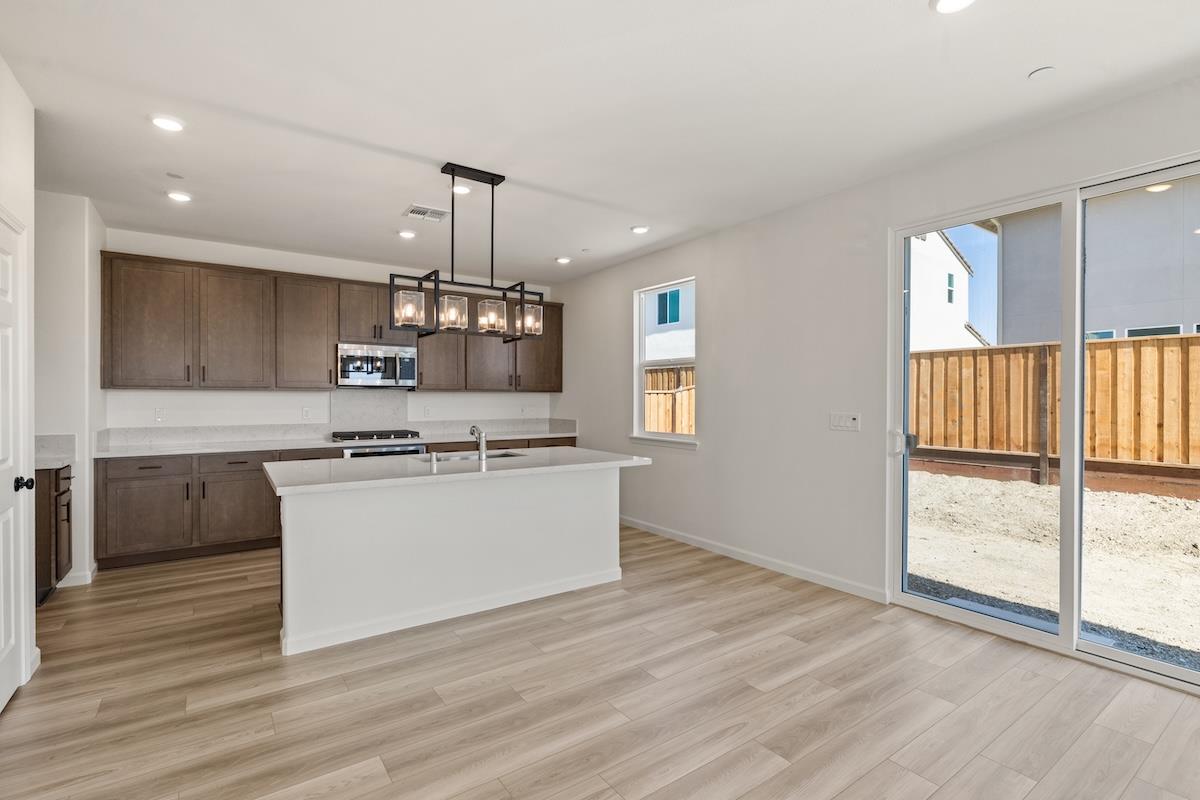 Detail Gallery Image 14 of 52 For 321 Summer Morning Dr, Hollister,  CA 95023 - 5 Beds | 3 Baths