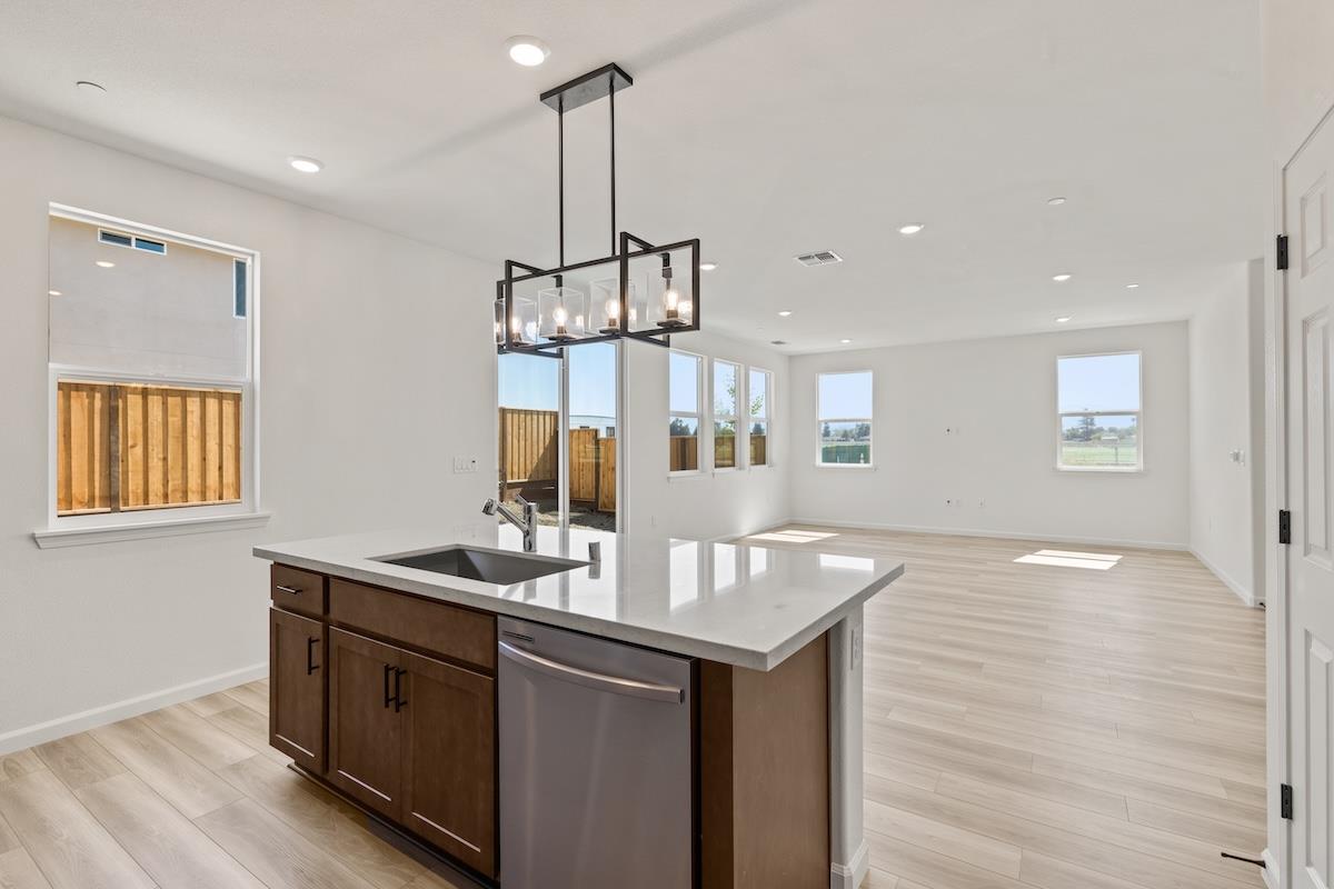 Detail Gallery Image 15 of 52 For 321 Summer Morning Dr, Hollister,  CA 95023 - 5 Beds | 3 Baths