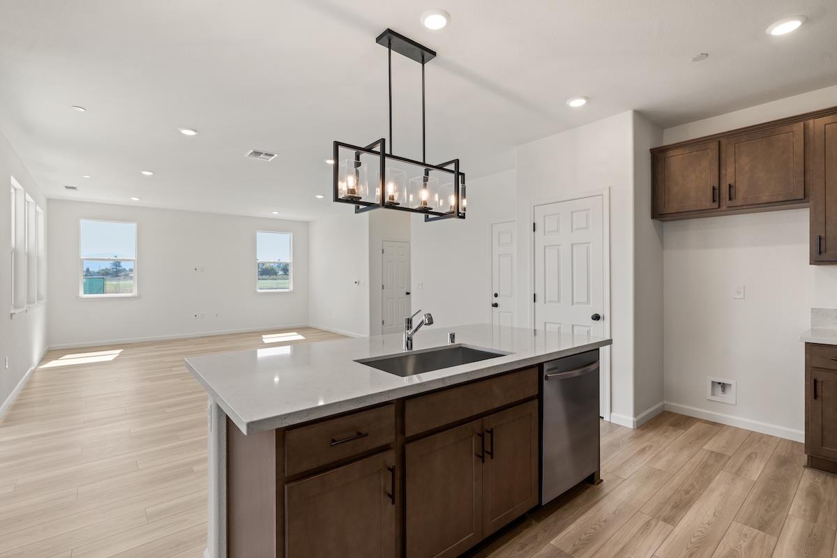 Detail Gallery Image 16 of 52 For 321 Summer Morning Dr, Hollister,  CA 95023 - 5 Beds | 3 Baths