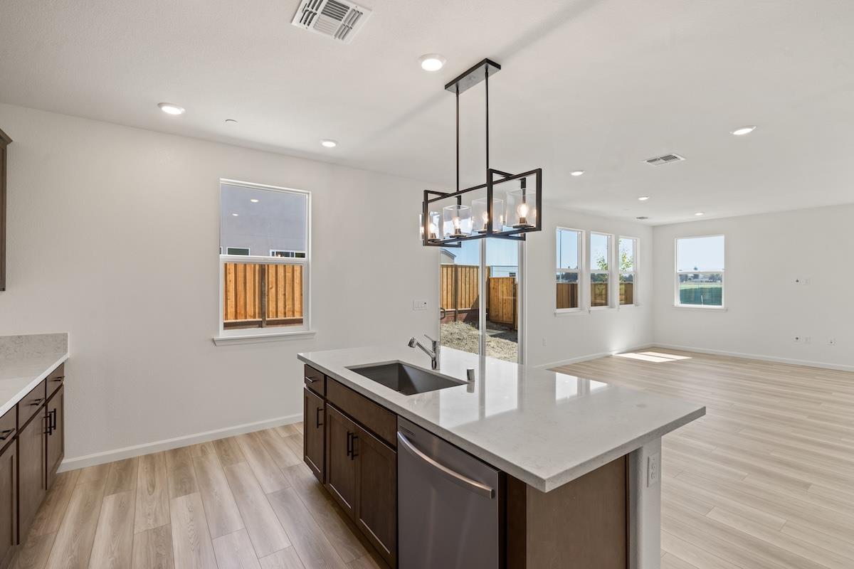 Detail Gallery Image 19 of 52 For 321 Summer Morning Dr, Hollister,  CA 95023 - 5 Beds | 3 Baths