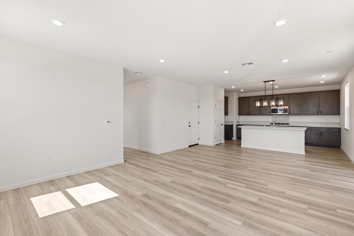 Detail Gallery Image 21 of 52 For 321 Summer Morning Dr, Hollister,  CA 95023 - 5 Beds | 3 Baths