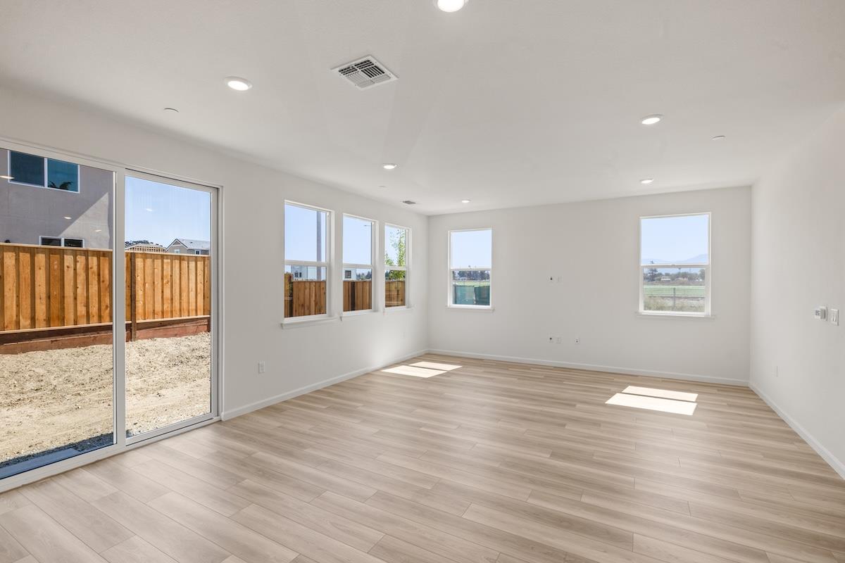 Detail Gallery Image 25 of 52 For 321 Summer Morning Dr, Hollister,  CA 95023 - 5 Beds | 3 Baths