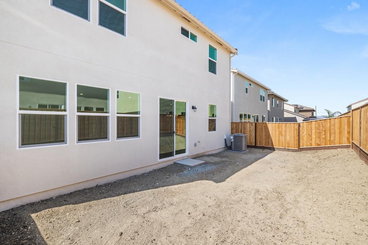 Detail Gallery Image 5 of 52 For 321 Summer Morning Dr, Hollister,  CA 95023 - 5 Beds | 3 Baths