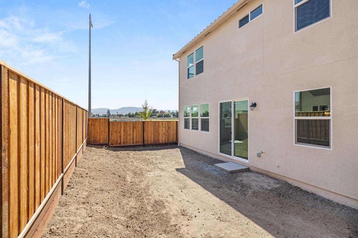 Detail Gallery Image 6 of 52 For 321 Summer Morning Dr, Hollister,  CA 95023 - 5 Beds | 3 Baths