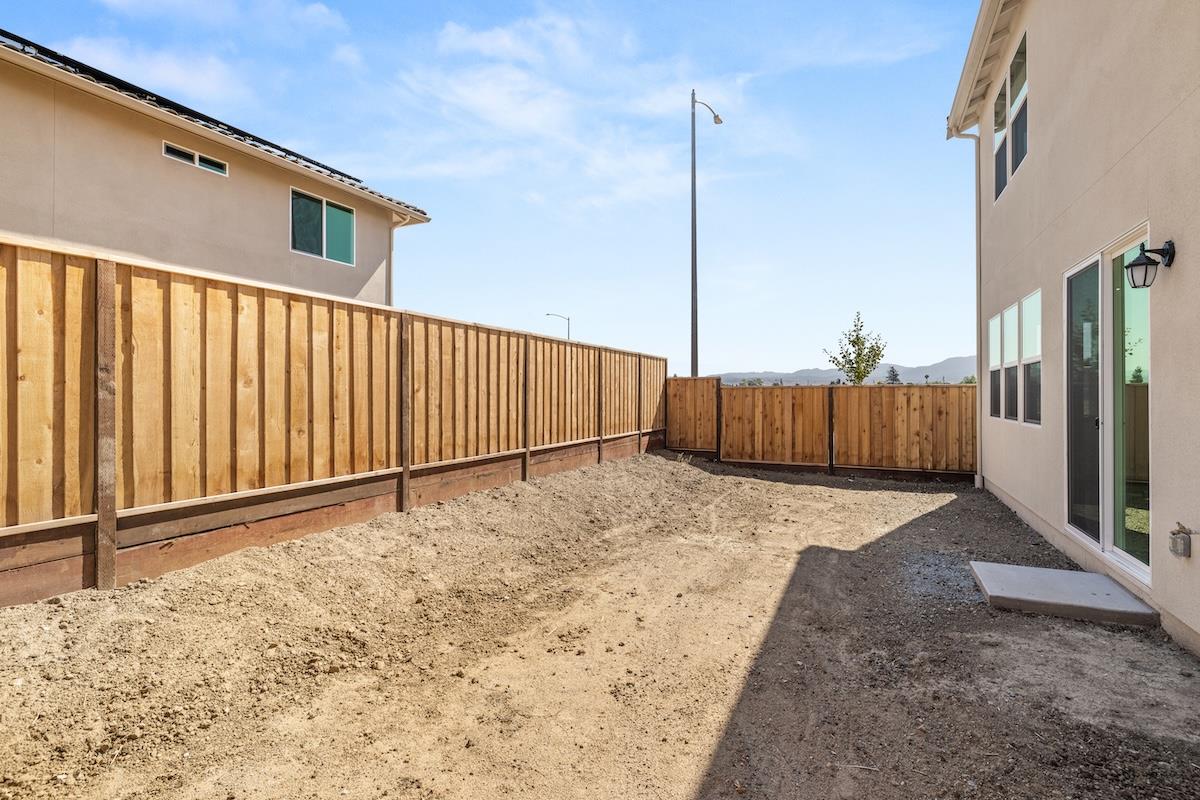 Detail Gallery Image 7 of 52 For 321 Summer Morning Dr, Hollister,  CA 95023 - 5 Beds | 3 Baths