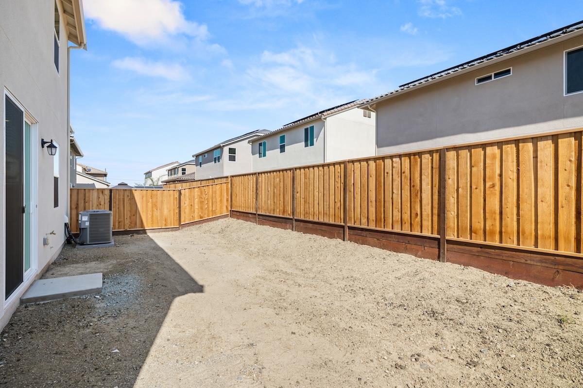 Detail Gallery Image 8 of 52 For 321 Summer Morning Dr, Hollister,  CA 95023 - 5 Beds | 3 Baths