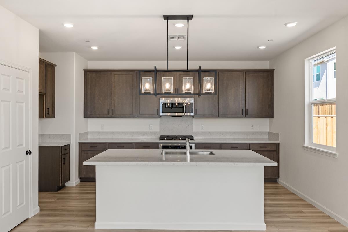 Detail Gallery Image 9 of 52 For 321 Summer Morning Dr, Hollister,  CA 95023 - 5 Beds | 3 Baths