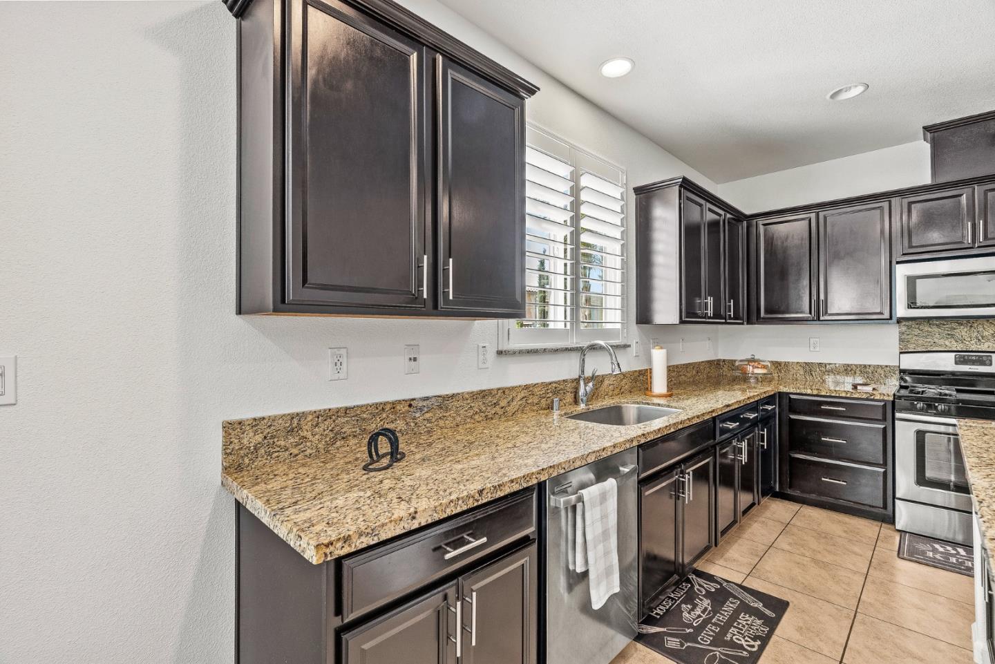 Detail Gallery Image 8 of 46 For 662 Ventura Dr, Soledad,  CA 93960 - 4 Beds | 2/1 Baths