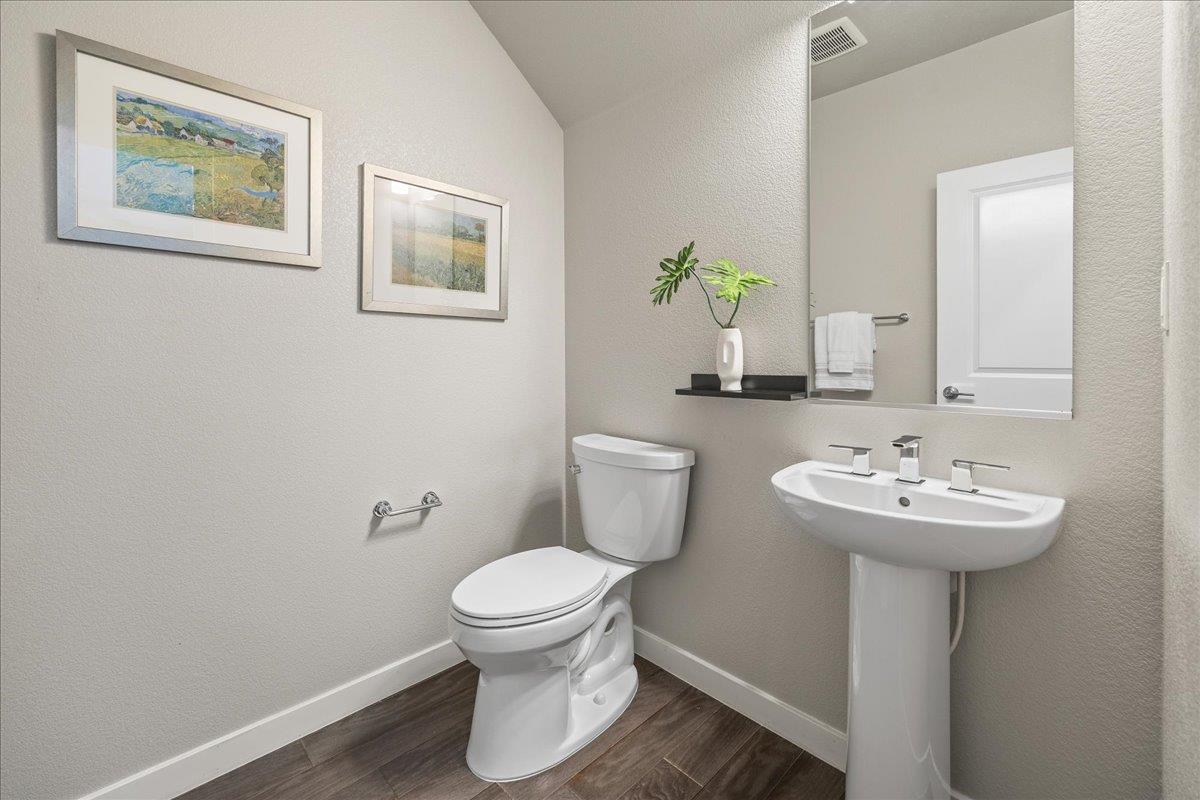 Detail Gallery Image 12 of 33 For 11 Tidal Way, San Mateo,  CA 94401 - 3 Beds | 2/1 Baths