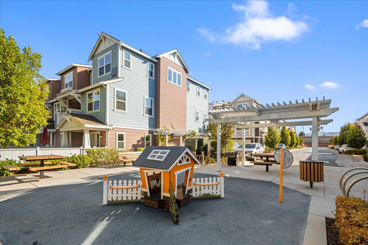Detail Gallery Image 29 of 33 For 11 Tidal Way, San Mateo,  CA 94401 - 3 Beds | 2/1 Baths