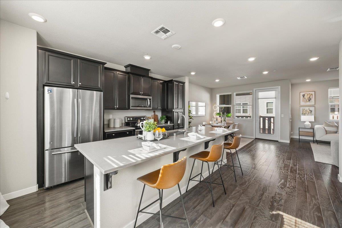 Detail Gallery Image 3 of 33 For 11 Tidal Way, San Mateo,  CA 94401 - 3 Beds | 2/1 Baths