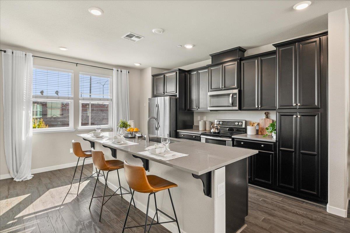 Detail Gallery Image 4 of 33 For 11 Tidal Way, San Mateo,  CA 94401 - 3 Beds | 2/1 Baths