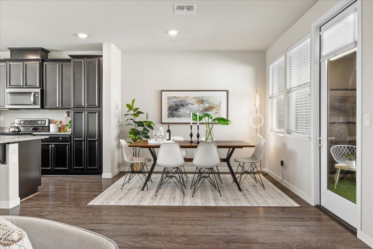 Detail Gallery Image 7 of 33 For 11 Tidal Way, San Mateo,  CA 94401 - 3 Beds | 2/1 Baths