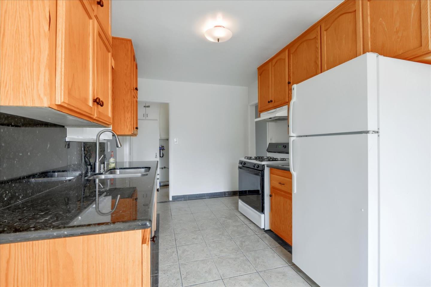Detail Gallery Image 10 of 43 For 3532 Maplewood Ave, Los Angeles,  CA 90066 - 3 Beds | 2 Baths