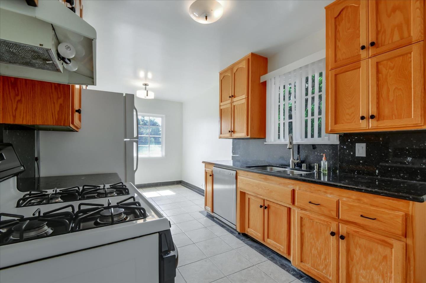 Detail Gallery Image 12 of 43 For 3532 Maplewood Ave, Los Angeles,  CA 90066 - 3 Beds | 2 Baths