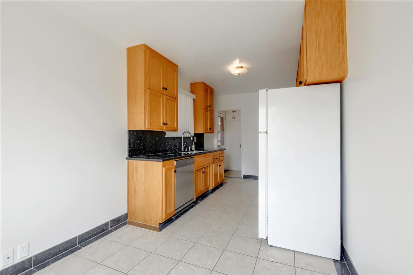 Detail Gallery Image 13 of 43 For 3532 Maplewood Ave, Los Angeles,  CA 90066 - 3 Beds | 2 Baths