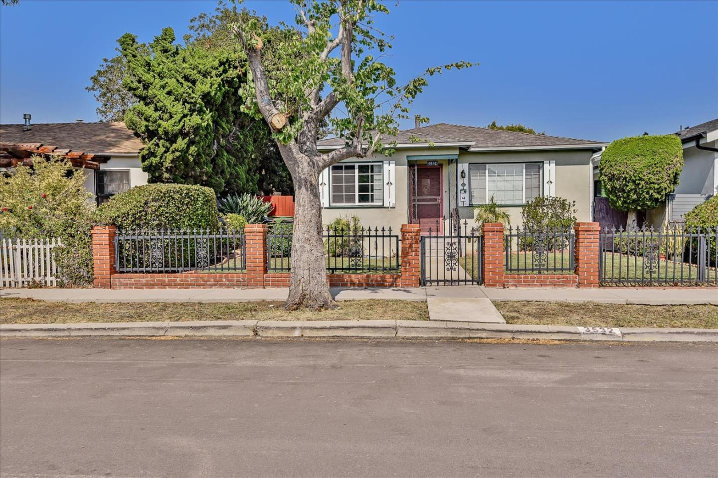 Detail Gallery Image 2 of 43 For 3532 Maplewood Ave, Los Angeles,  CA 90066 - 3 Beds | 2 Baths