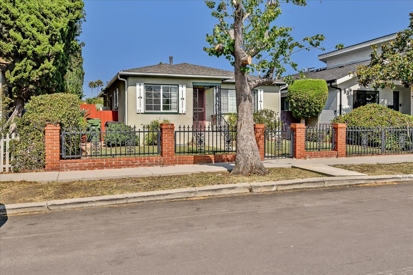 Detail Gallery Image 3 of 43 For 3532 Maplewood Ave, Los Angeles,  CA 90066 - 3 Beds | 2 Baths
