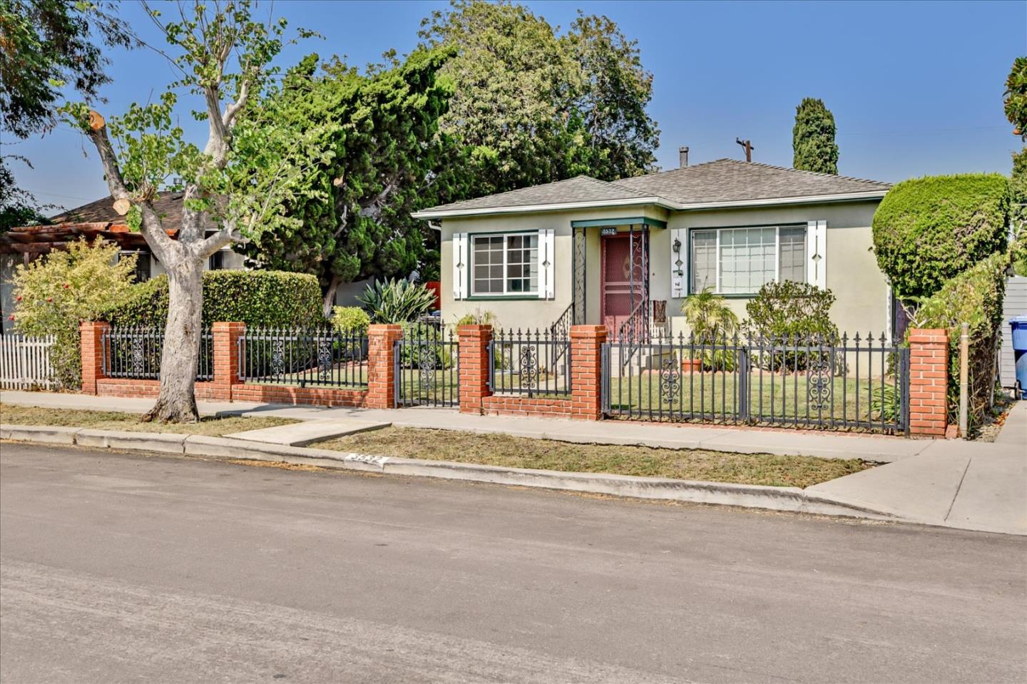 Detail Gallery Image 4 of 43 For 3532 Maplewood Ave, Los Angeles,  CA 90066 - 3 Beds | 2 Baths