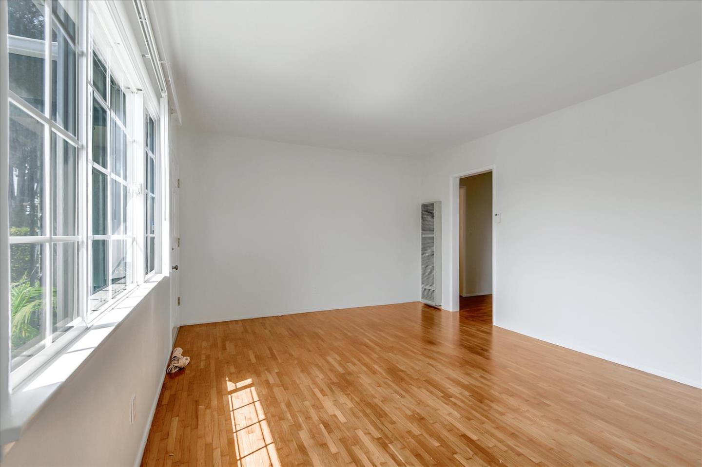 Detail Gallery Image 6 of 43 For 3532 Maplewood Ave, Los Angeles,  CA 90066 - 3 Beds | 2 Baths