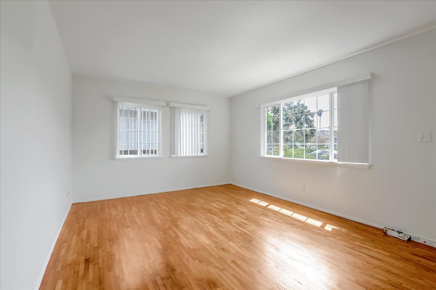 Detail Gallery Image 8 of 43 For 3532 Maplewood Ave, Los Angeles,  CA 90066 - 3 Beds | 2 Baths