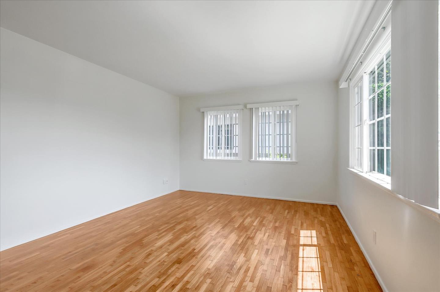 Detail Gallery Image 9 of 43 For 3532 Maplewood Ave, Los Angeles,  CA 90066 - 3 Beds | 2 Baths