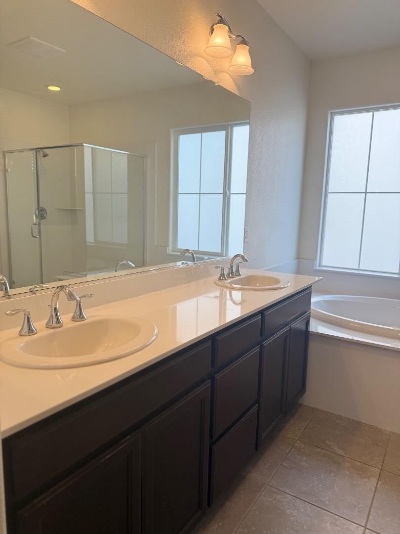 Detail Gallery Image 8 of 12 For 1061 Viognier Way, Gilroy,  CA 95020 - 3 Beds | 2/1 Baths