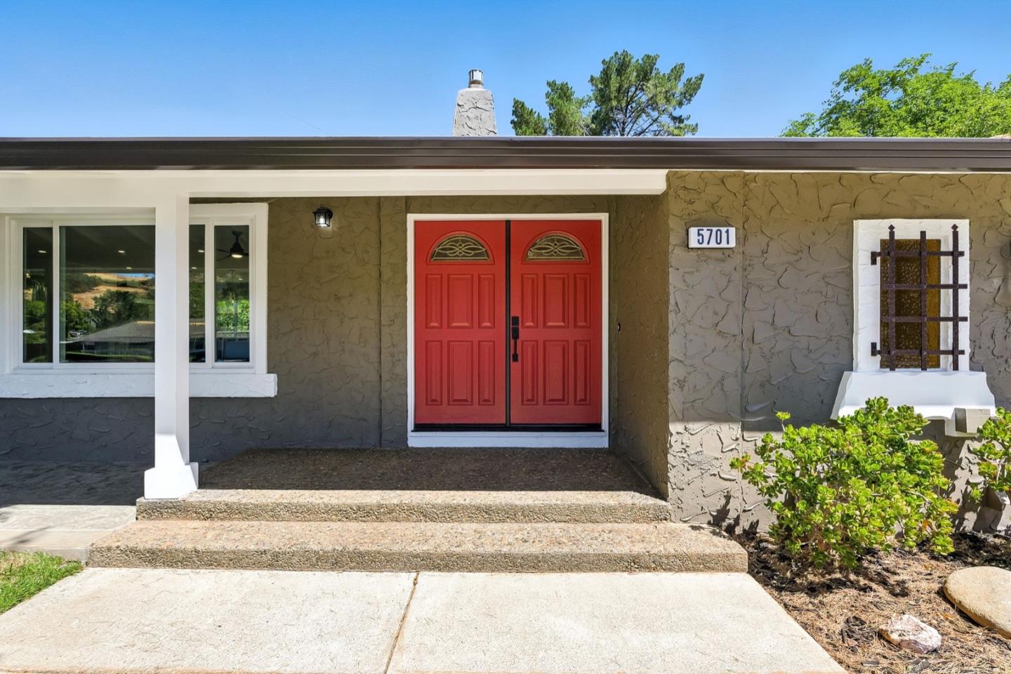 Detail Gallery Image 5 of 51 For 5701 Lewis Way, Concord,  CA 94521 - 4 Beds | 2/1 Baths