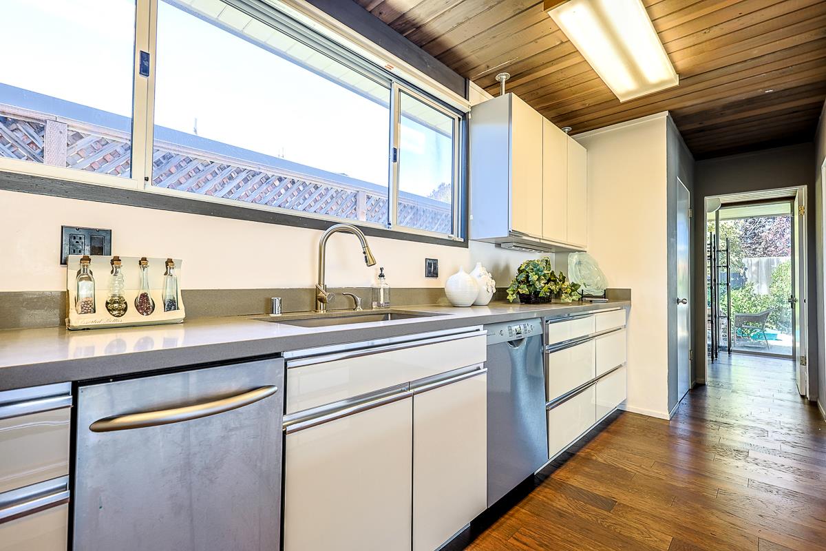 Detail Gallery Image 9 of 33 For 275 Puffin Ct, Foster City,  CA 94404 - 5 Beds | 2 Baths