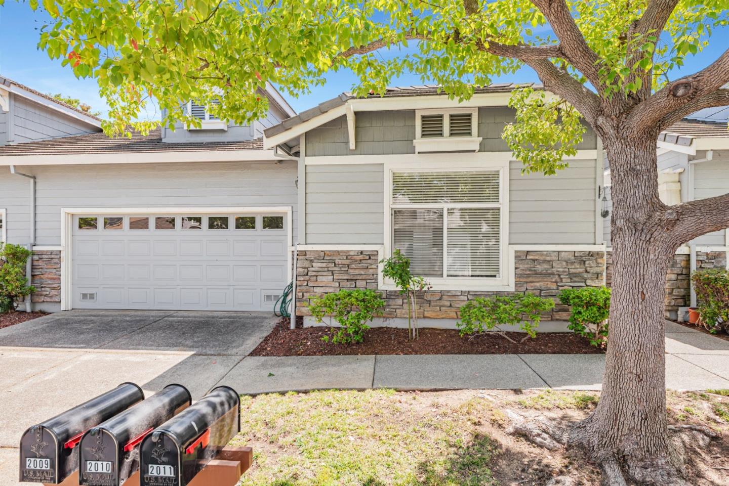 Detail Gallery Image 2 of 46 For 2010 Carignan Way, San Jose,  CA 95135 - 2 Beds | 2 Baths
