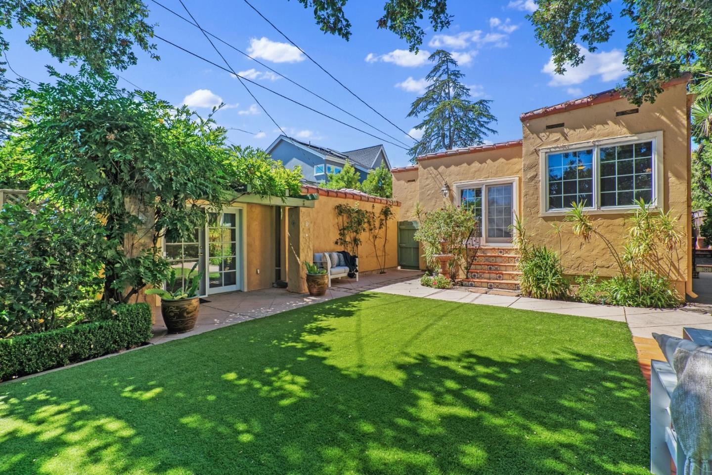 Detail Gallery Image 12 of 13 For 1021 Elm St, San Carlos,  CA 94070 - 3 Beds | 2/1 Baths