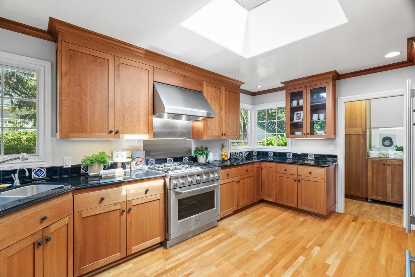 Detail Gallery Image 5 of 13 For 1021 Elm St, San Carlos,  CA 94070 - 3 Beds | 2/1 Baths