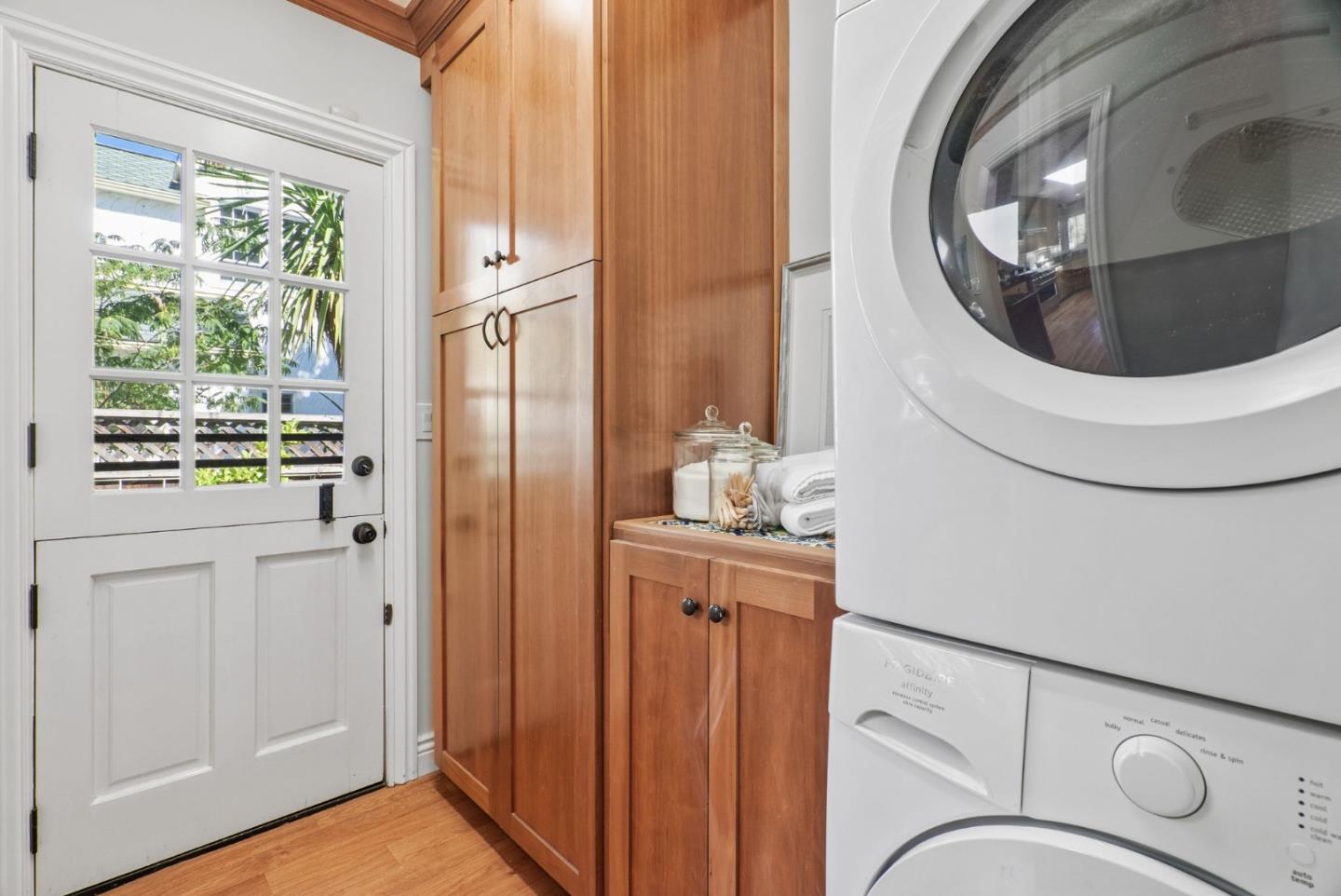 Detail Gallery Image 6 of 13 For 1021 Elm St, San Carlos,  CA 94070 - 3 Beds | 2/1 Baths