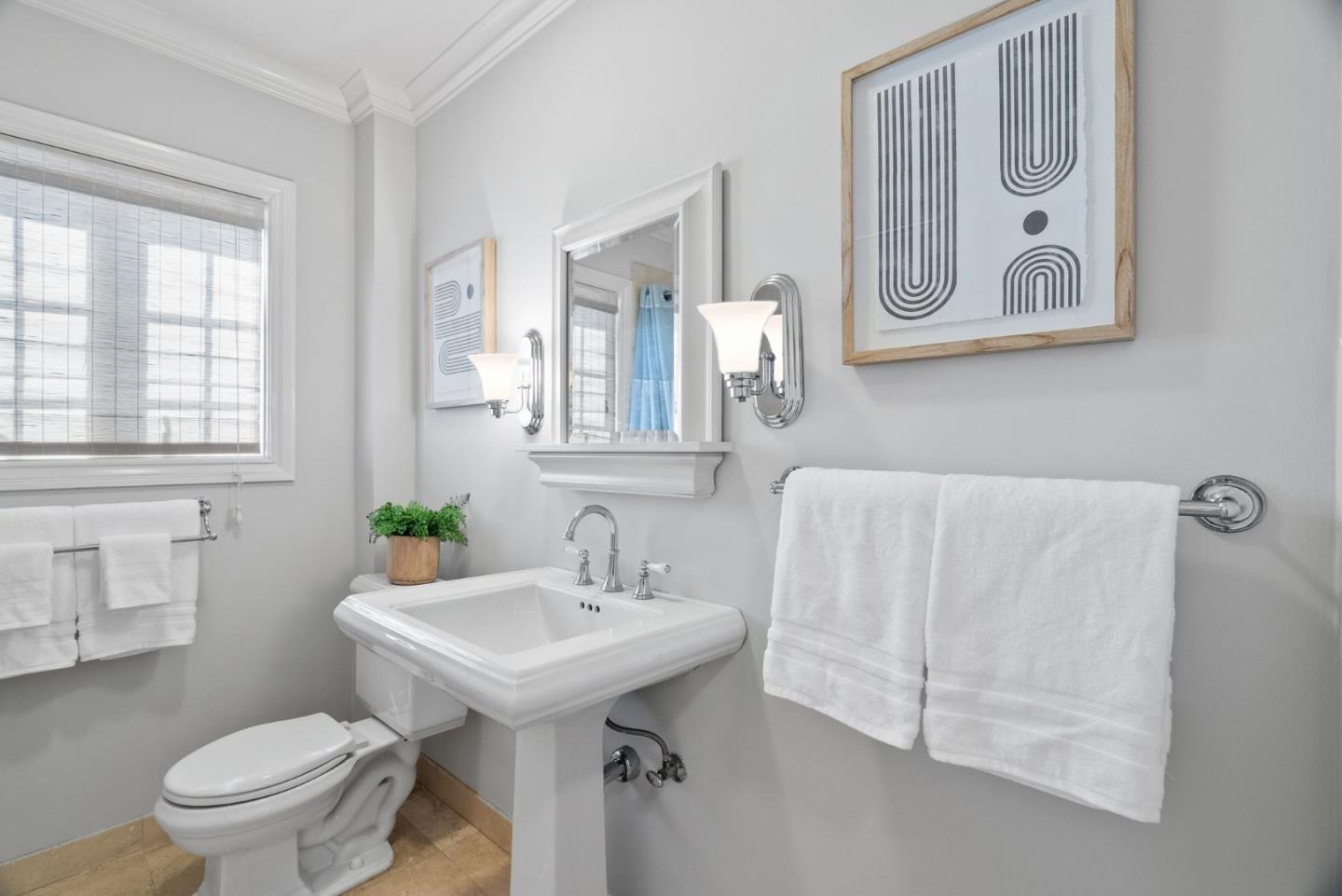 Detail Gallery Image 8 of 13 For 1021 Elm St, San Carlos,  CA 94070 - 3 Beds | 2/1 Baths