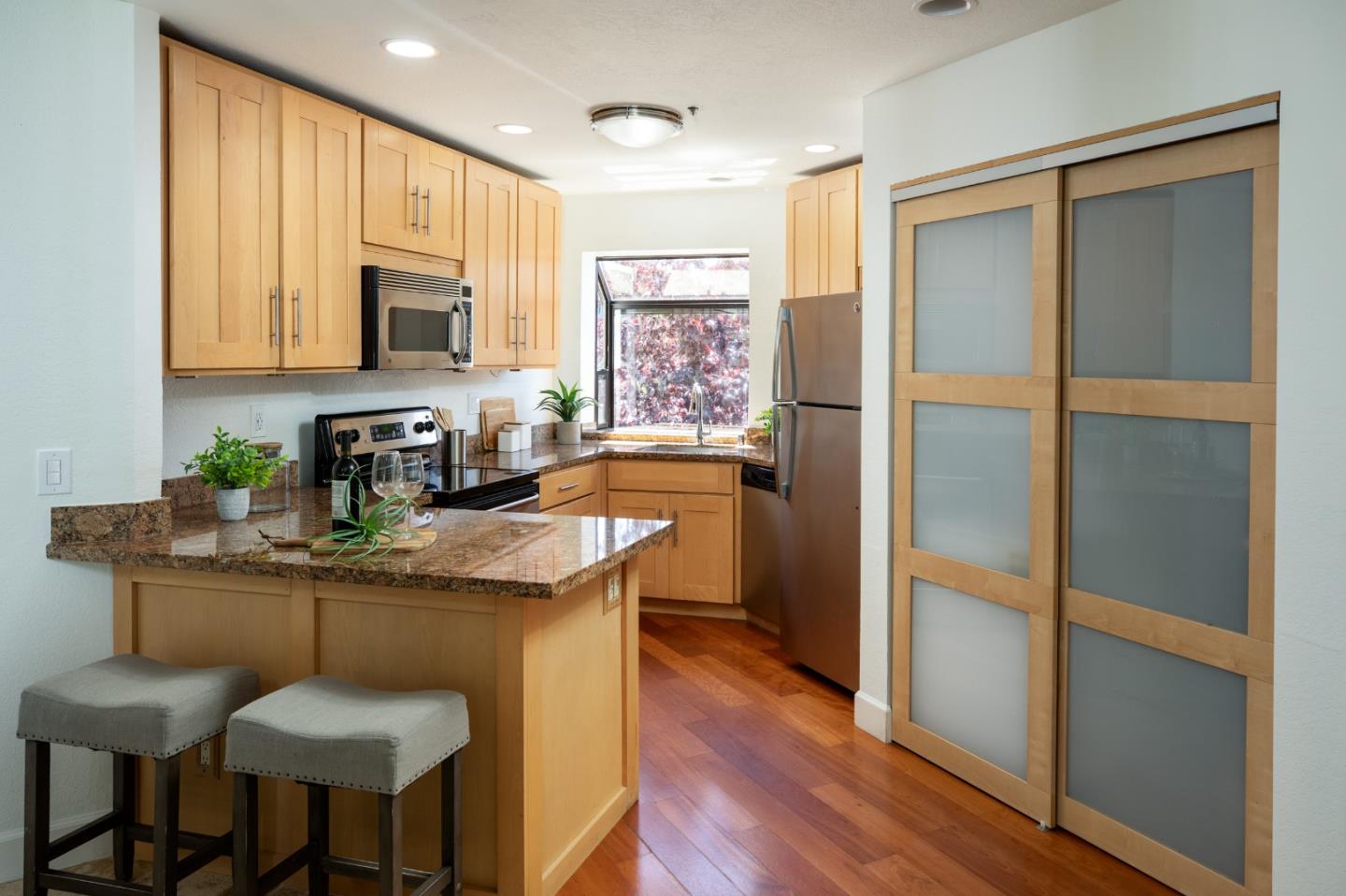 Detail Gallery Image 5 of 16 For 223 Shorebird Cir, Redwood Shores,  CA 94065 - 2 Beds | 2 Baths