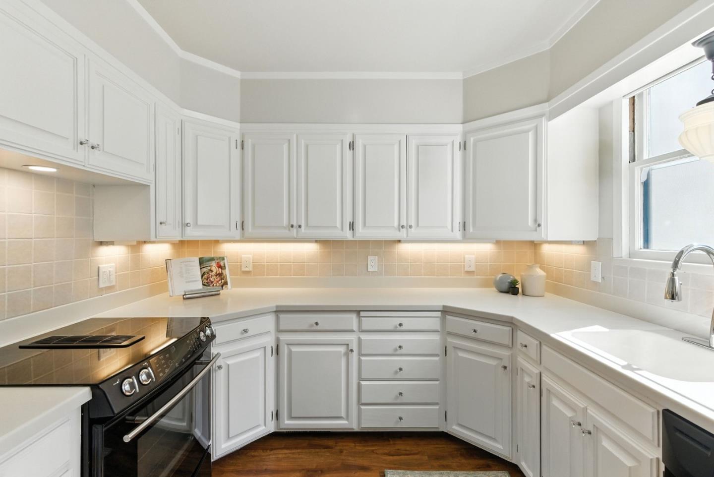 Detail Gallery Image 8 of 33 For 513 Castilian Way, San Mateo,  CA 94402 - 3 Beds | 2 Baths