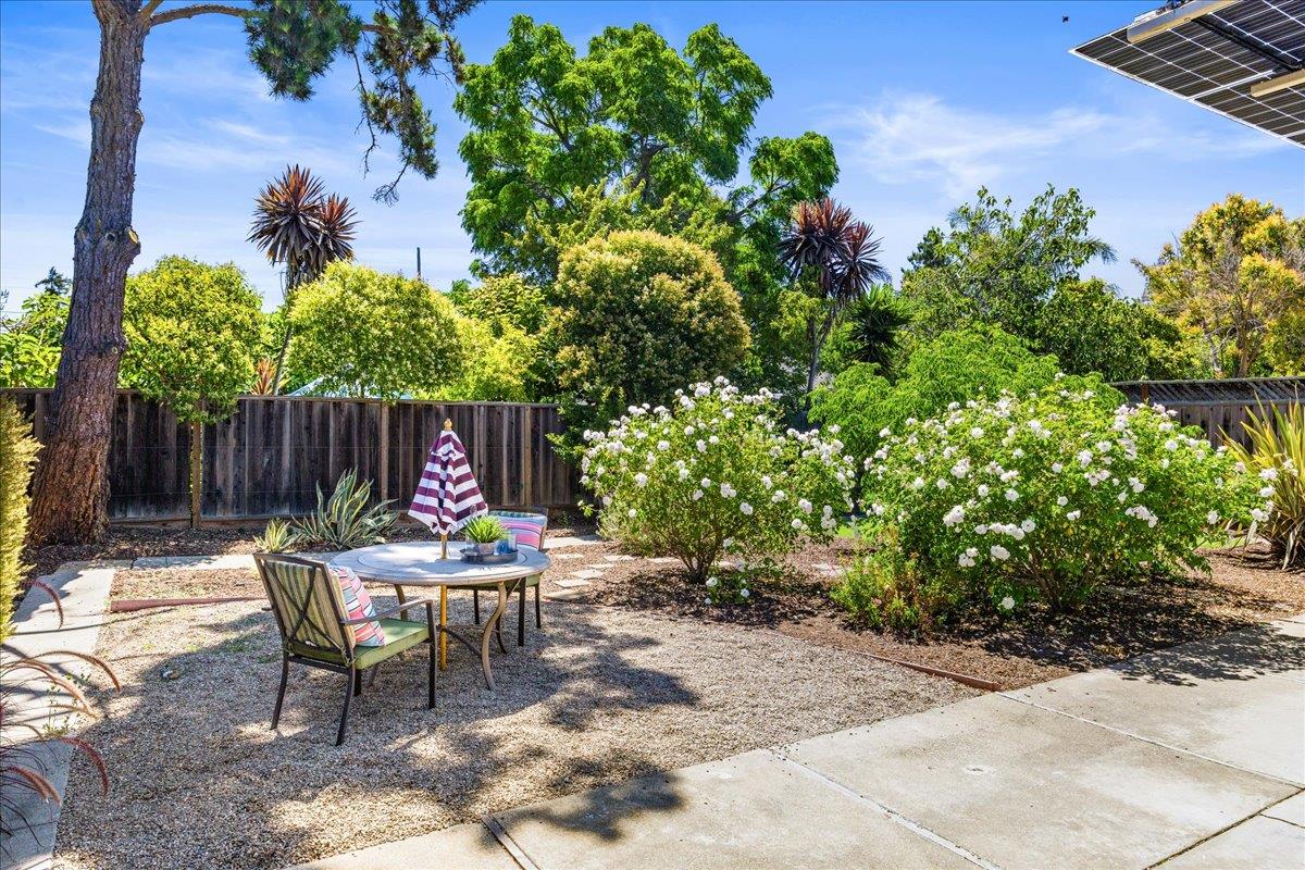 Detail Gallery Image 12 of 18 For 820 Eighth Ave, Redwood City,  CA 94063 - 2 Beds | 1 Baths