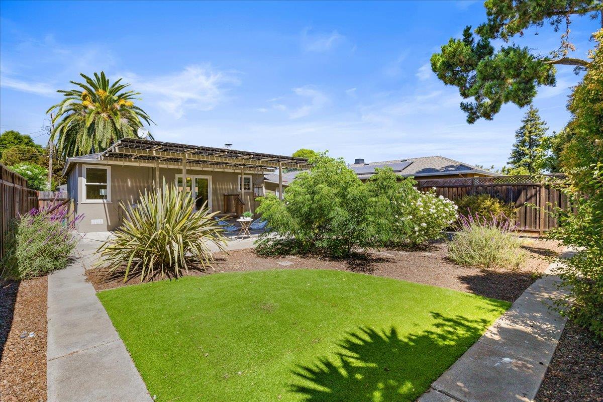Detail Gallery Image 14 of 18 For 820 Eighth Ave, Redwood City,  CA 94063 - 2 Beds | 1 Baths